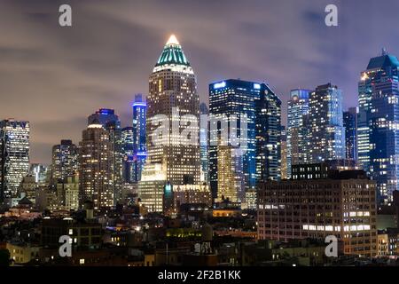 NEW YORK, USA - 19. Okt 2014: Ein Blick auf einen Teil von Manhattan bei Nacht mit Cloud Maps Stockfoto