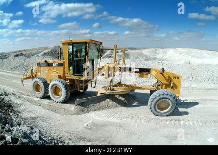 Caterpillar 140H Motorgrader bei der Arbeit auf einer Baustelle in Großbritannien. Stockfoto