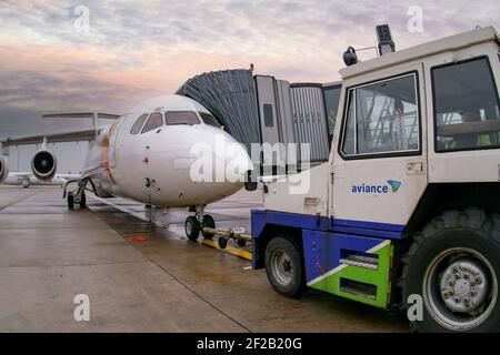 Britisch-europäisches Flugzeug wird am Flughafen Birmingham, England, zurückgedrängt. Stockfoto