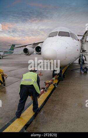 Vorbereitung eines britischen europäischen Flugzeugs, das am Flughafen Birmingham, England, zurückgedrängt werden soll. Stockfoto