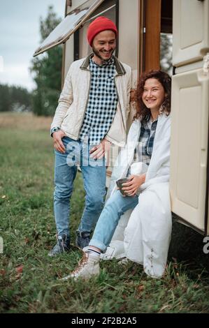 Romantisches Paar verbringt Zeit zusammen in der Nähe von Wohnwagen zu Hause Stockfoto