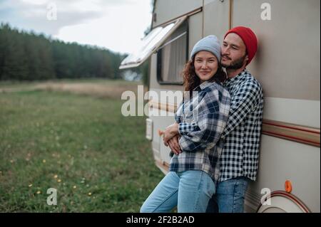 Romantisches Paar verbringt Zeit zusammen in der Nähe von Wohnwagen zu Hause. Stockfoto