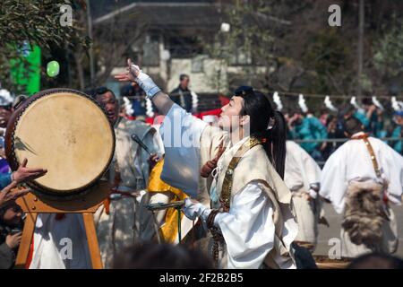 Hübsche weibliche buddhistische Pilgerin, die am Hiwatari Matsuri - Fire Walking Festival, Mount Takao, Hachioji, Japan, teilnimmt Stockfoto