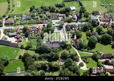 Luftaufnahme von Long Whittenham Village High Street einschließlich Long Wittenham Primary School, Oxfordshire Stockfoto