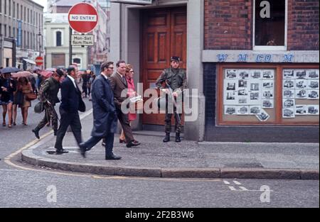 Britische Armee im Stadtzentrum von Belfast während der Unruhen, 1970s Stockfoto