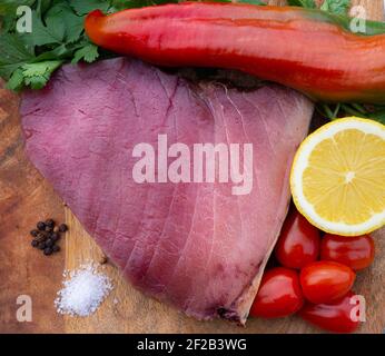 Frischen und rohen Thunfisch Steak mit Chili und Olivenöl Stockfoto