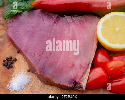 Frischen und rohen Thunfisch Steak mit Chili und Olivenöl Stockfoto