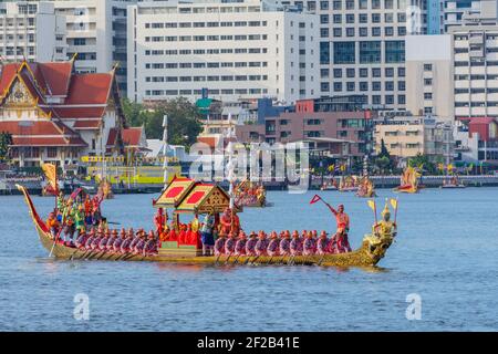 Bangkok, Thailand - 17. Oktober 2019: Probe der traditionellen Grand Royal Barge Prozession anlässlich der Königlichen Krönungszeremonie von König Rama Stockfoto