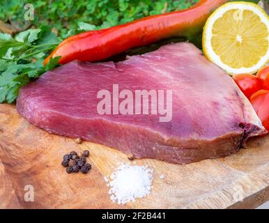 Frischen und rohen Thunfisch Steak mit Chili und Olivenöl Stockfoto