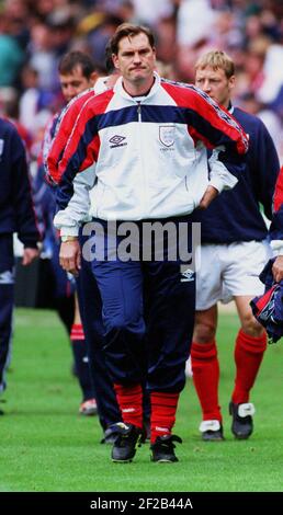 England Trainer Glenn Hoddle verlässt den Platz Oktober 1998 bei Halbzeit während Englands EM 2000 Qualifikation gegen Bulgarien bei Wembley das Spiel endete mit einem Unentschieden von 0-0 Stockfoto