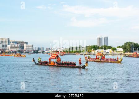 Bangkok, Thailand - 17. Oktober 2019: Probe der traditionellen Grand Royal Barge Prozession anlässlich der Königlichen Krönungszeremonie von König Rama Stockfoto