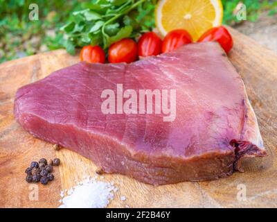 Frischen und rohen Thunfisch Steak mit Chili und Olivenöl Stockfoto