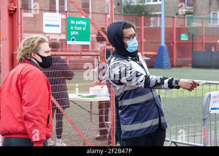 London, Großbritannien, 11. März 2021: Surge-Tests für die südafrikanische Coronavirus-Variante in Battersea, Süd-London, im Londoner Stadtteil Wandsworth, finden in einem lokalen Sportzentrum statt. Anwohner, die keine Symptome haben, werden gebeten, zuhause Testkits zu sammeln. Anna Watson/Alamy Live News Stockfoto