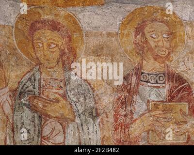 Johannes der Evangelist als junger Mann ohne Bart und St. Paul mit einem Buch, romanische Malerei aus dem Jahr 1100s in Övraby Kirche, Schweden, November 6 Stockfoto