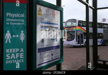 Ein Bus, der mit einem Regenbogen und NHS-Aufklebern geschmückt ist, fährt vom Busbahnhof Stirling ab, während die Sperrmaßnahmen für das schottische Festland fortgesetzt werden. Bilddatum: Donnerstag, 11. März 2021. Stockfoto