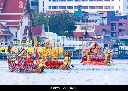 Bangkok, Thailand - 12. Dezember 2019: Traditionelle Grand Royal Barge Prozession anlässlich der Königlichen Krönungszeremonie von König Rama X auf Chaophr Stockfoto