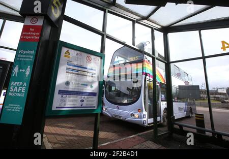 Ein Bus, der mit einem Regenbogen und NHS-Aufklebern geschmückt ist, fährt vom Busbahnhof Stirling ab, während die Sperrmaßnahmen für das schottische Festland fortgesetzt werden. Bilddatum: Donnerstag, 11. März 2021. Stockfoto