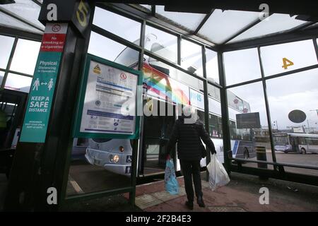Ein Passagier steigt in einen Bus mit einem Regenbogen und NHS Aufkleber am Stirling Busbahnhof, wie Lockdown Maßnahmen für das Festland Schottland weiter. Bilddatum: Donnerstag, 11. März 2021. Stockfoto