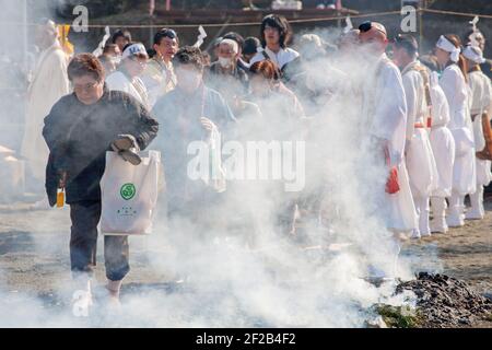 Japanische Teilnehmer feuern auf brennenden Kohlen beim Hiwatari Matsuri - Fire Walking Festival, Mount Takao, Hachioji, Japan Stockfoto