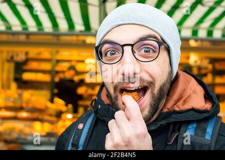 Tilburg, Niederlande. Der ehemalige syrische Flüchtlinge Besuch einer niederländischen Markt Käse auf dem wöchentlichen Markt am Samstag als Teil seines Integrationsprozesses. Stockfoto