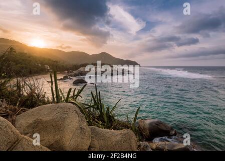 Tayrona Natur Nationalpark genannt Parque Natural Tayrona in Sierra Nevada, Kolumbien. Sonnenuntergang HDR Landschaftsbild von Tayrona Park von Cabo San Juan Stockfoto