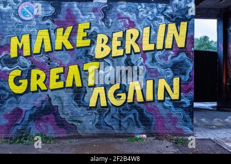 Berlin, Deutschland. Jahre und Jahrzehnte nach der Schließung haben sich die ehemaligen Bahnwerke Ostberlins zu einem urbanen Hotspot mit allerlei Freizeitmöglichkeiten und Streetart entwickelt. Stockfoto