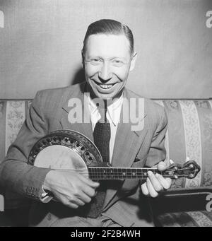 George Formby. Britische Sängerin, Schauspieler als Ukulele-Mann bekannt. 1904-1961. Er war der am höchsten bezahlte britische Schauspieler 1940. Hier abgebildet, als er Stockholm besuchte Schweden spielen die Banjolele. 1946 Ref. T137-6 Stockfoto