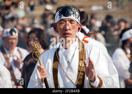 Shugenja Buddhistischer Pilger hält Shakujo Teilnahme an der Hiwatari Matsuri - Fire Walking Festival, Mount Takao, Hachioji, Japan Stockfoto