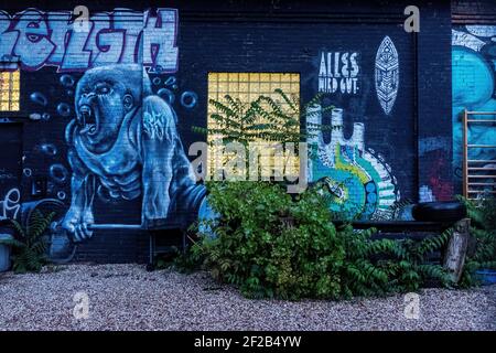 Berlin, Deutschland. Jahre und Jahrzehnte nach der Schließung haben sich die ehemaligen Eisenbahnwerke Ost-Berlins zu einem urbanen Hotspot mit allen möglichen Freizeitaktivitäten und Streetart wie Graffit entwickelt. Stockfoto