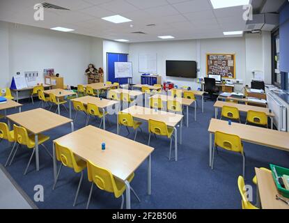 Traditionell in einer neuen Grundschule im Süden Londons, Großbritannien, in einem Klassenzimmer untergebracht. Die Schreibtische sind zur Sicherheit während der Covid-Pandemie 2020 nach vorne gestellt. Stockfoto