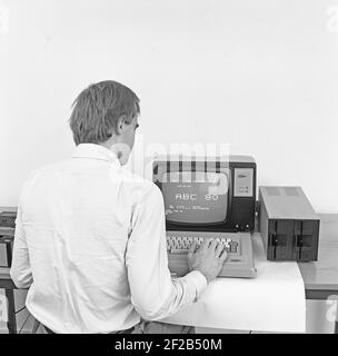 ABC 80. Advanced Basic Computer 80 war ein PC, der vom schwedischen Unternehmen Dataindustrier entwickelt und Ende 1970s von Luxor hergestellt wurde. Er wurde am 24 1978. august auf den Markt gebracht, genauso wie der PC ein internationales Phänomen war. Bis zum Jahr 1979 ABC80 war der beliebteste PC in Schweden und es wurde auch in Schulen verwendet. Der ABC80 Computer war der Grund für die schnelle Entwicklung der Computernutzung. Foto Kristoffersson EK154-4 Stockfoto