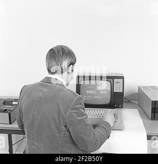 ABC 80. Advanced Basic Computer 80 war ein PC, der vom schwedischen Unternehmen Dataindustrier entwickelt und Ende 1970s von Luxor hergestellt wurde. Er wurde am 24 1978. august auf den Markt gebracht, genauso wie der PC ein internationales Phänomen war. Bis zum Jahr 1979 ABC80 war der beliebteste PC in Schweden und es wurde auch in Schulen verwendet. Der ABC80 Computer war der Grund für die schnelle Entwicklung der Computernutzung. Foto Kristoffersson EK154-11 Stockfoto
