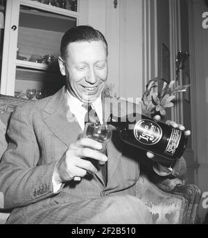 George Formby. Britische Sängerin, Schauspieler als Ukulele-Mann bekannt. 1904-1961. Er war der am höchsten bezahlte britische Schauspieler 1940. Hier abgebildet, als er Stockholm besucht Schweden Gießen sich ein Glas Long John Scotch Whisky. 1946 Ref. T137-4 Stockfoto