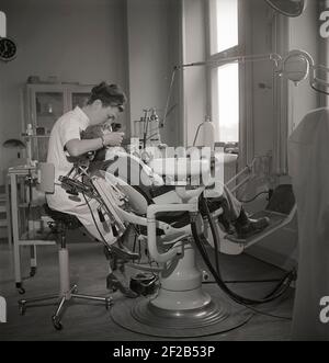 Beim Zahnarzt im 1940s. Ein Junge wird von einem Zahnarzt untersucht und behandelt. Schweden 1948 Ref. AH20-8 Stockfoto