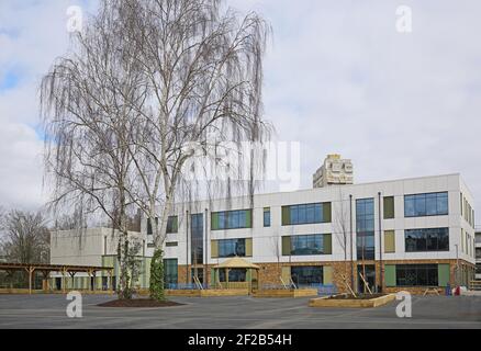 Neu aufgebaute Grundschule in Stockwell, Süd-London, Großbritannien. Außenansicht mit Blick auf Spielplatz und Erholungsräume. Stockfoto