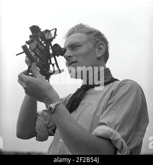 Mann der 1940s. Der jüngste Seekapitän in Schweden 1942 Martin Nyblom, 21 Jahre alt. Hier mit einem Sextant, einem Instrument, das richtig gehandhabt wird, gibt die genaue Position auf der Erde. Schweden 1942 Ref. A38-2 Stockfoto