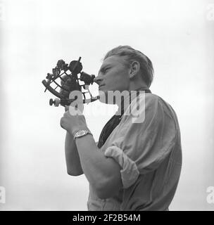 Mann der 1940s. Der jüngste Seekapitän in Schweden 1942 Martin Nyblom, 21 Jahre alt. Hier mit einem Sextant, einem Instrument, das richtig gehandhabt wird, gibt die genaue Position auf der Erde. Schweden 1942 Ref. A38-2 Stockfoto