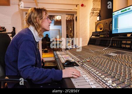 Berlin, Deutschland. Lucas im Tonstudio nimmt und produziert moderne, populäre Musik, Beats und Tracks. Stockfoto