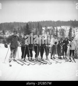 Winter in der 1940s. Eine Gruppe von Menschen auf Skiern anders gekleidet, aber in typischen 1940s Outdoor-Kleidung. Schweden 1947. Kristoffersson Ref. AA30-10 Stockfoto