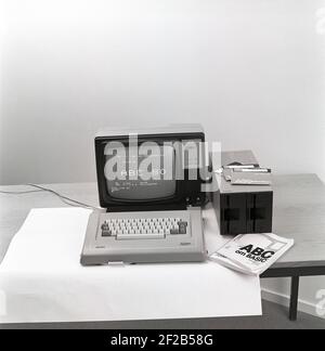 ABC 80. Advanced Basic Computer 80 war ein PC, der vom schwedischen Unternehmen Dataindustrier entwickelt und Ende 1970s von Luxor hergestellt wurde. Er wurde am 24 1978. august auf den Markt gebracht, genauso wie der PC ein internationales Phänomen war. Bis zum Jahr 1979 ABC80 war der beliebteste PC in Schweden und es wurde auch in Schulen verwendet. Der ABC80 Computer war der Grund für die schnelle Entwicklung der Computernutzung. Foto Kristoffersson EK155-9 Stockfoto