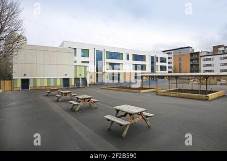 Neu aufgebaute Grundschule in Stockwell, Süd-London, Großbritannien. Außenansicht mit Blick auf Spielplatz und Erholungsräume. Stockfoto