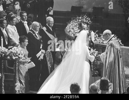 König Harald von Norwegen. Im Bild als Kronprinz mit seiner Frau Sonja bei ihrer Hochzeit in Oslo domkyrka am 29 1968. august. Stockfoto