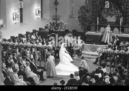 König Harald von Norwegen. Im Bild als Kronprinz mit seiner Frau Sonja bei ihrer Hochzeit in Oslo domkyrka am 29 1968. august. Stockfoto