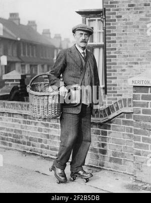 In der 1930s. Ein Mann, der die Lieferung von frisch gebackenem Brot auf Rollschuhe in der Stadt Margate in Kent England macht. Es geht schneller auf diese Weise. Er hat seinen Korb mit dem Brot unter seinem Arm. Kein Helm, aber er hat die traditionelle Mütze an. Stockfoto