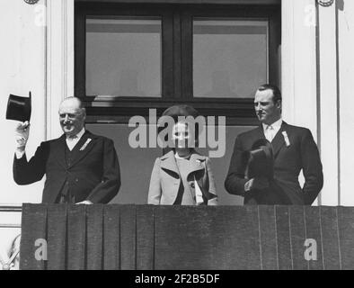 König Harald von Norwegen. Im Bild als Kronprinz mit seiner Frau Sonja und Vater König Olav V. von Norwegen auf dem Balkon der königlichen Burg in Oslo Norwegen juli 2 1968 stehen Stockfoto