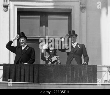 König Harald von Norwegen. Im Bild als Kronprinz mit seiner Frau Sonja und Vater König Olav V. von Norwegen auf dem Balkon der königlichen Burg in Oslo Norwegen juli 2 1968 stehen Stockfoto