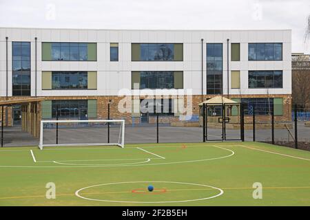 Neu aufgebaute Grundschule in Stockwell, Süd-London, Großbritannien. Außenansicht mit Blick auf Spielplatz und Erholungsräume. Stockfoto