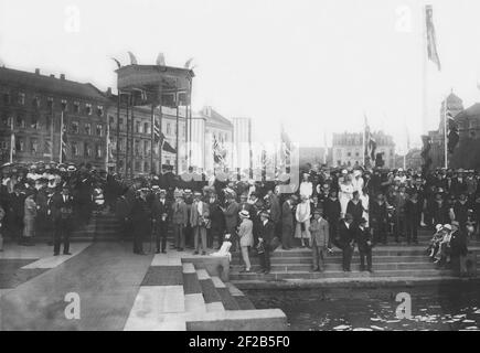 Roald Amundsen. Norwegischer Polarforscher. 1872-1928. Er versuchte, den Nordpol mit einem Flugzeug 1925 zu erreichen, und hier warten Leute in Bergen Norwegen auf seine Rückkehr am 5 1925. juli. Stockfoto
