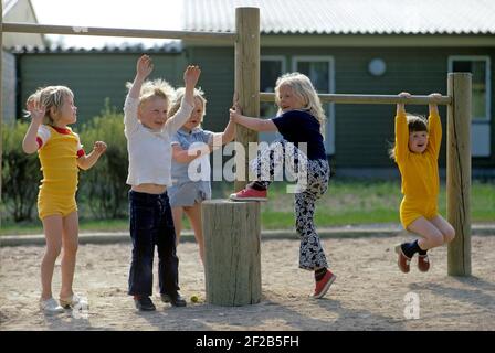 1970s Lifestyle. Eine Gruppe von Kindern auf einem Spielplatz. Mai 1973. Schweden Nr. CV56-4 Stockfoto