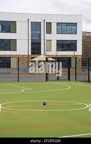 Neu aufgebaute Grundschule in Stockwell, Süd-London, Großbritannien. Außenansicht mit Blick auf Spielplatz und Erholungsräume. Stockfoto